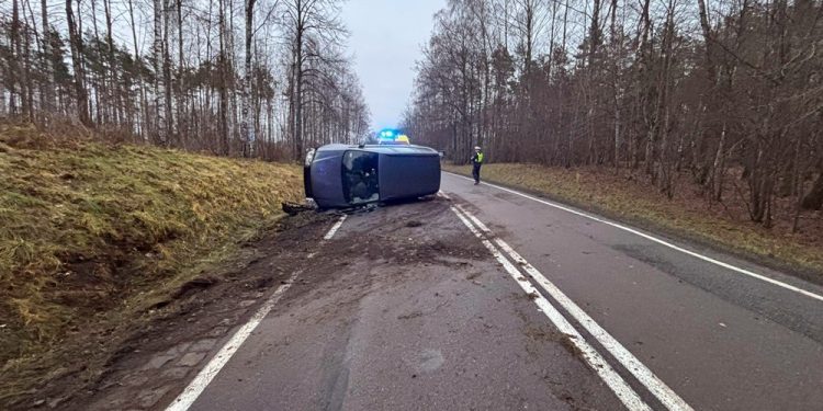 Groźne dachowanie na krajowej 59 1 zdj. KPP w Giżycku
