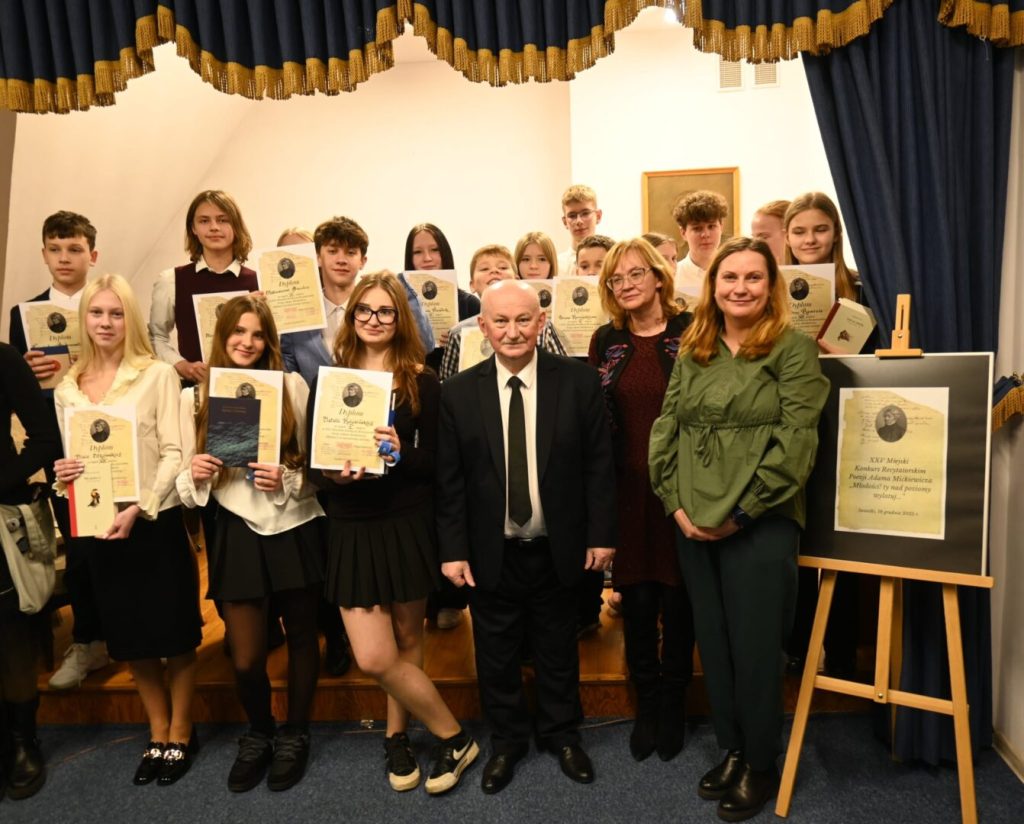 Rozstrzygnięty konkurs recytatorski poezji Mickiewicza 1 konkurs recyt
