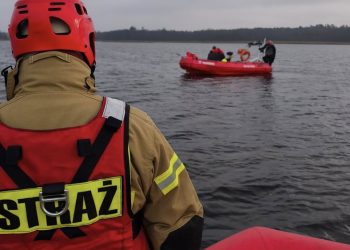 Poszukiwania utrudnia gęsta roślinność i muliste dno jeziora 8 Fot. FB: OSP Prostki