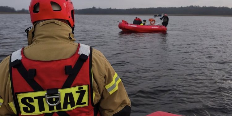 Poszukiwania utrudnia gęsta roślinność i muliste dno jeziora 1 Fot. FB: OSP Prostki