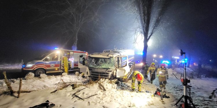 Kierowca zakleszczony w kabinie. Chciał uniknąć zderzenia z leśną zwierzyną 1 Fot. OSP Miłki