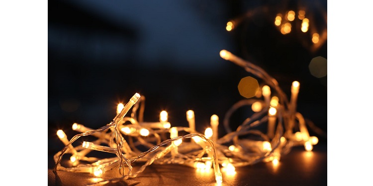 Lampki choinkowe LED z efektem błysku – pomysły na dekoracje stołu, balustrady i ścian 1 Źródło: pexels.com