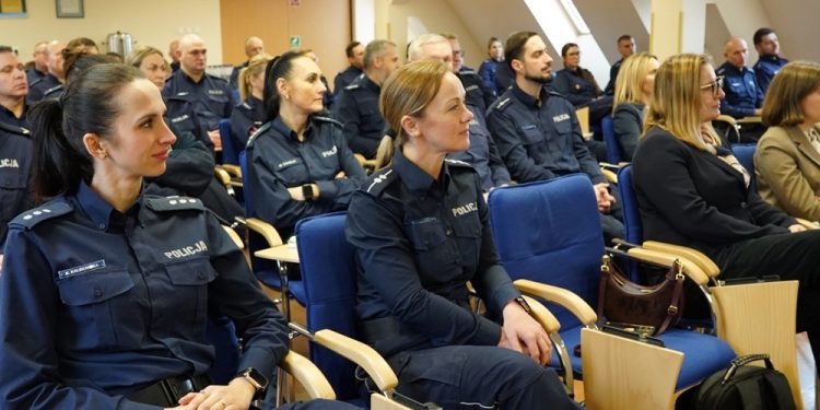 Chcą podnieść poziom bezpieczeństwa dzieci i młodzieży w Internecie 1 Fot. KWP Olsztyn