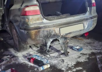 Jedna osoba ranna w pożarze auta. Mężczyzna z poparzeniami trafił do szpitala 8 zdj. KP PSP w Olecku