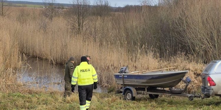Wypłynął na ryby, odnaleziono jedynie pustą łódkę. Kolejny dzień poszukiwań 60-latka 1 zdj. KPP w Ełku