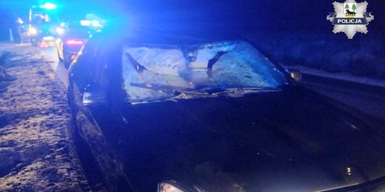 Przejechała przez środek ronda i wpadła do rowu 1 zdj. KPP w Piszu