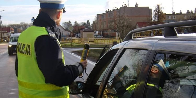 Kompletnie pijany kierowca wpadł dzięki obywatelskiemu zgłoszeniu 1 zdj. KPP w Piszu