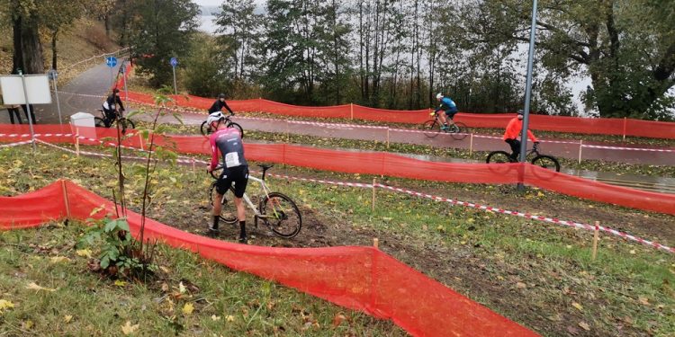 zdjecie ilustracyjne wyscigi rowerowe przelajowe