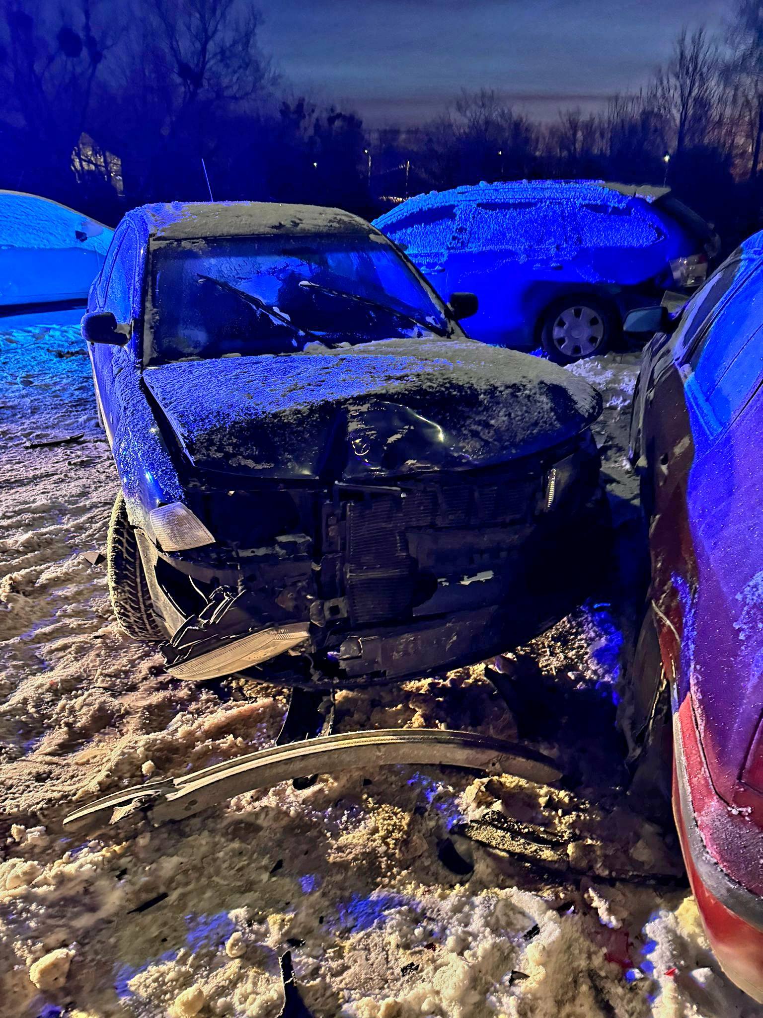 Pijana 20-latka uszkodziła 4 pojazdy 2 111 1