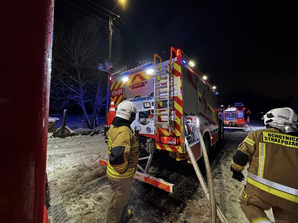 Spłonął garaż i pojazd osobowy 2 Pozar 2 Mrozy Wielkie zdj OSP NWE