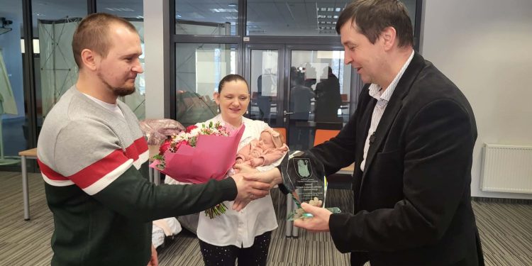 Pierwsze dziecko w gminie Suwałki otrzymało wyprawkę 1 glowne crop