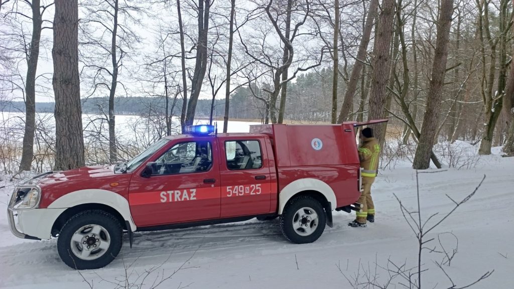 Wypatrzyła człowieka leżącego na lodzie 1 orzysz rower