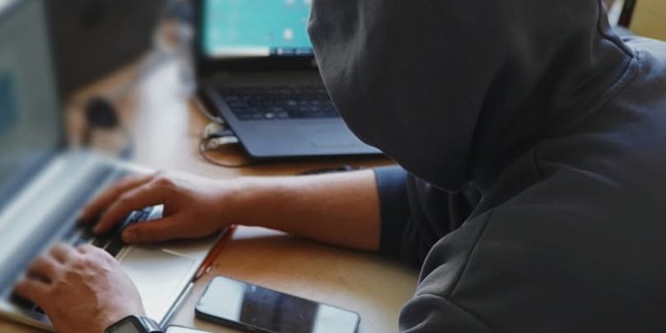 Chciała inwestować na giełdzie - straciła ponad 100 tys. zł 1 zdj. KPP w Ełku