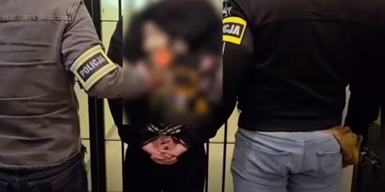 Czujność sąsiadów i skuteczne działania policjantów uchroniły seniorkę przed oszustwem 1 zdj. KPP w Ełku