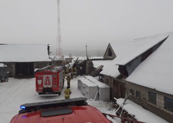 Runął dach na budynku gospodarczym. Strażacy przypominają o odśnieżaniu! 2 zdj. Komenda Powiatowa PSP w Grajewie
