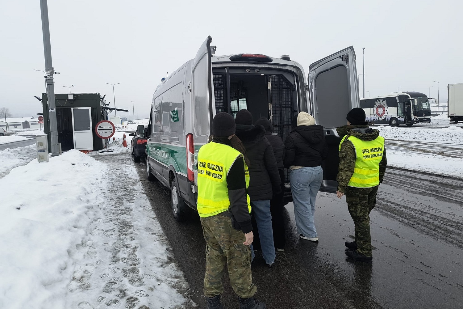 Kurier i trzy migrantki zatrzymani na granicy z Litwą 3 15 339888