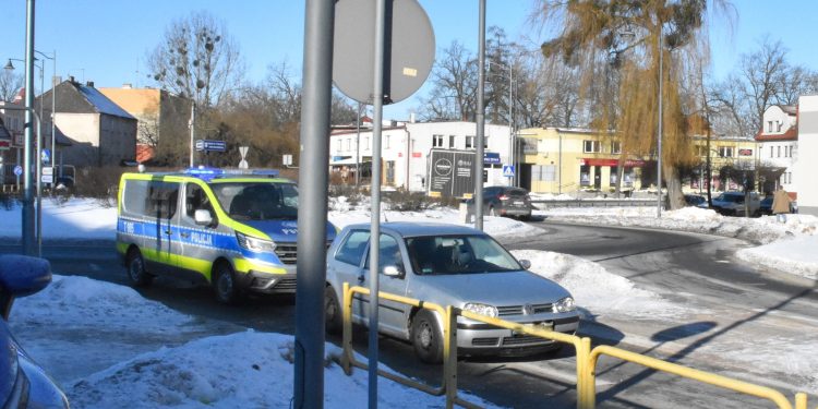 Potrąciła kobietę na przejściu. Auto nie miało aktualnych badań technicznych 1 KPP Pisz