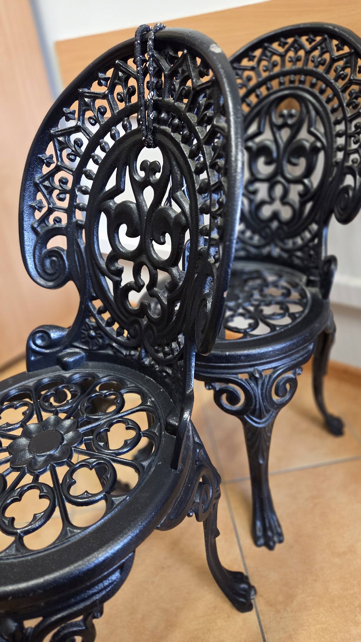 Ukradł krzesła. W namierzeniu sprawcy pomogli internauci 3 k