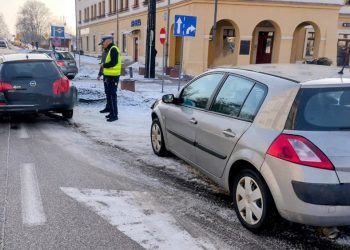 Kolizja drogowa w centrum Pisza 3 zdj. KPP w Piszu