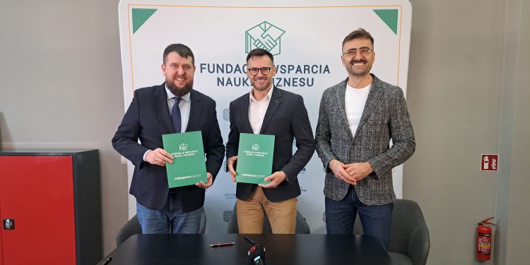 prof. Piotr Kosiak, dyrektor Instytutu Witosa, Adam Waszkiewicz, prezes FWNiB, Hubert Górski, dyrektor generalny FWNiB