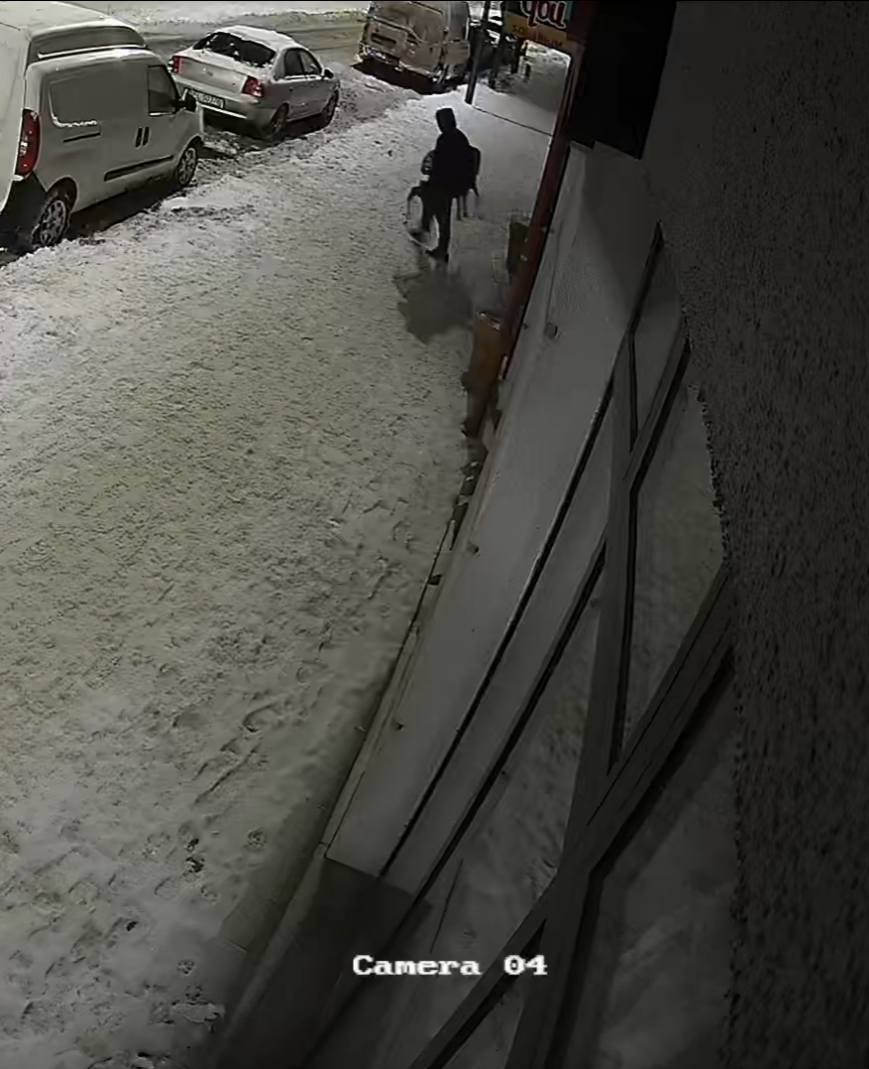 Ukradł krzesła. W namierzeniu sprawcy pomogli internauci 2 monitoring