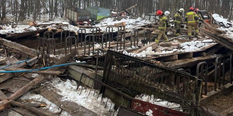 Runął dach budynku gospodarczego. W środku były zwierzęta 1 zdj. KPP w Ełku