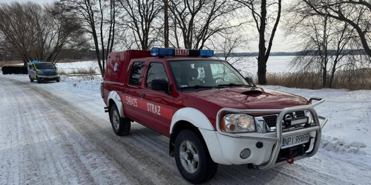 Pod wędkarzem załamał się lód. Mężczyzna w stanie hipotermii trafił do szpitala 1 zdj. OSP Orzysz - Ochotnicza Straż Pożarna w Orzyszu