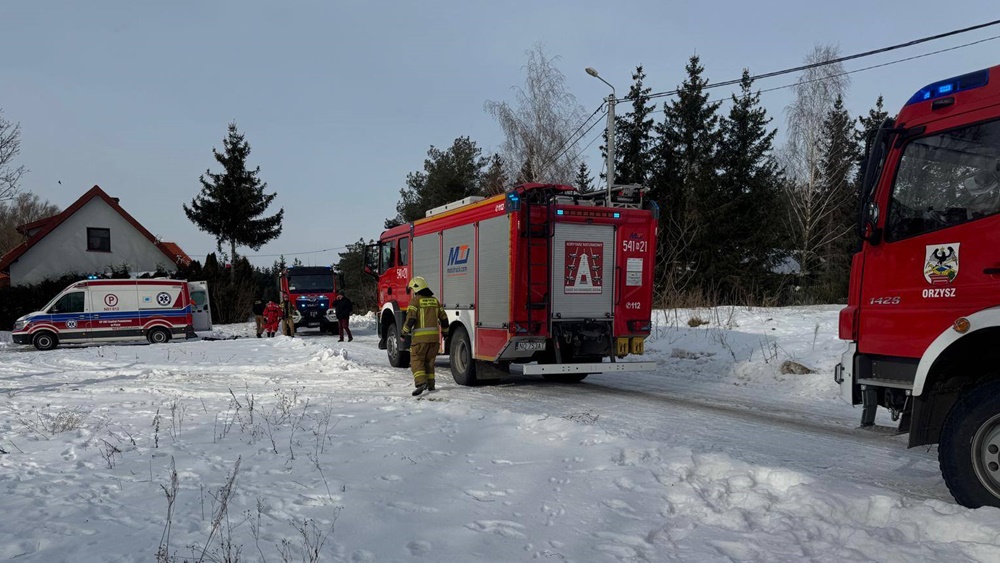 Pod wędkarzem załamał się lód. Mężczyzna w stanie hipotermii trafił do szpitala 3 zdj. OSP Orzysz Ochotnicza Straz Pozarna w Orzyszu 2