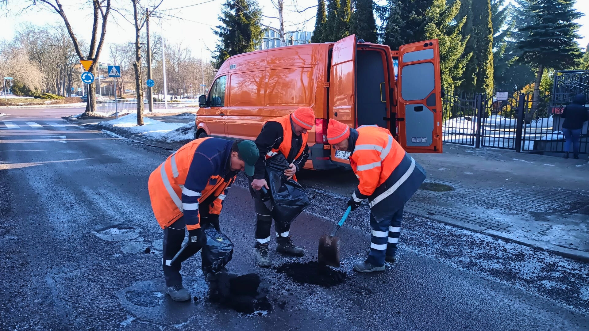 Drogowcy łatają ubytki po zimie 2 646162645 1378813151085508 6042460037275258081 n