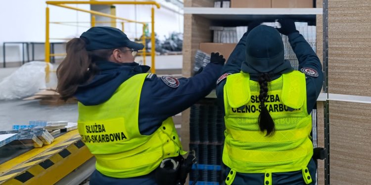 70 tys. paczek papierosów ukrytych w meblach 1 źródło: KAS