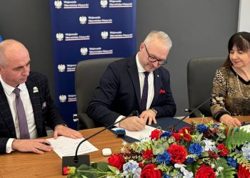 Remonty dróg z rządowym dofinansowaniem. Podpisano umowy 2 Podpisanie umowy z wójtem gminy Kalinowo