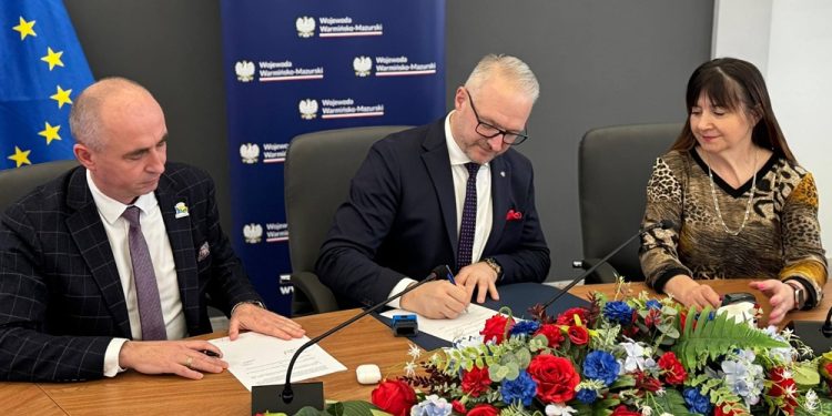 Remonty dróg z rządowym dofinansowaniem. Podpisano umowy 1 Podpisanie umowy z wójtem gminy Kalinowo