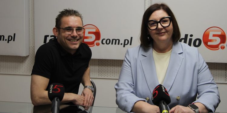 Zastanawiasz się nad stworzeniem rodziny zastępczej? Będzie bezpłatne szkolenie 1 Małgorzata Kacprzyk i Karol Malinowski z Powiatowego Centrum Pomocy Rodzinie w Ełku