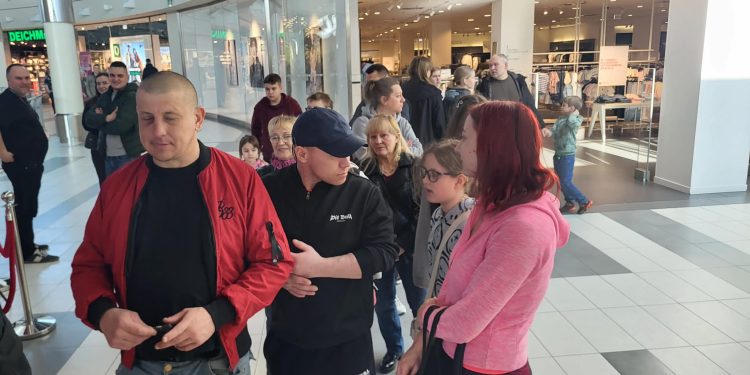 Messenger creation 2289CC24 C2E3 4FB2 BC70 1E3C90ED1032