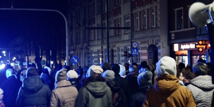 Droga Krzyżowa przeszła ulicami miasta 1 zdj. Radio 5