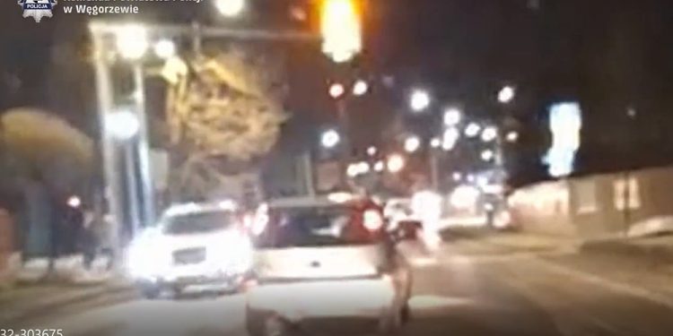 Niebezpieczne manewry na drodze wzbudziły czujność policjantów 1 KPP w Węgorzewie