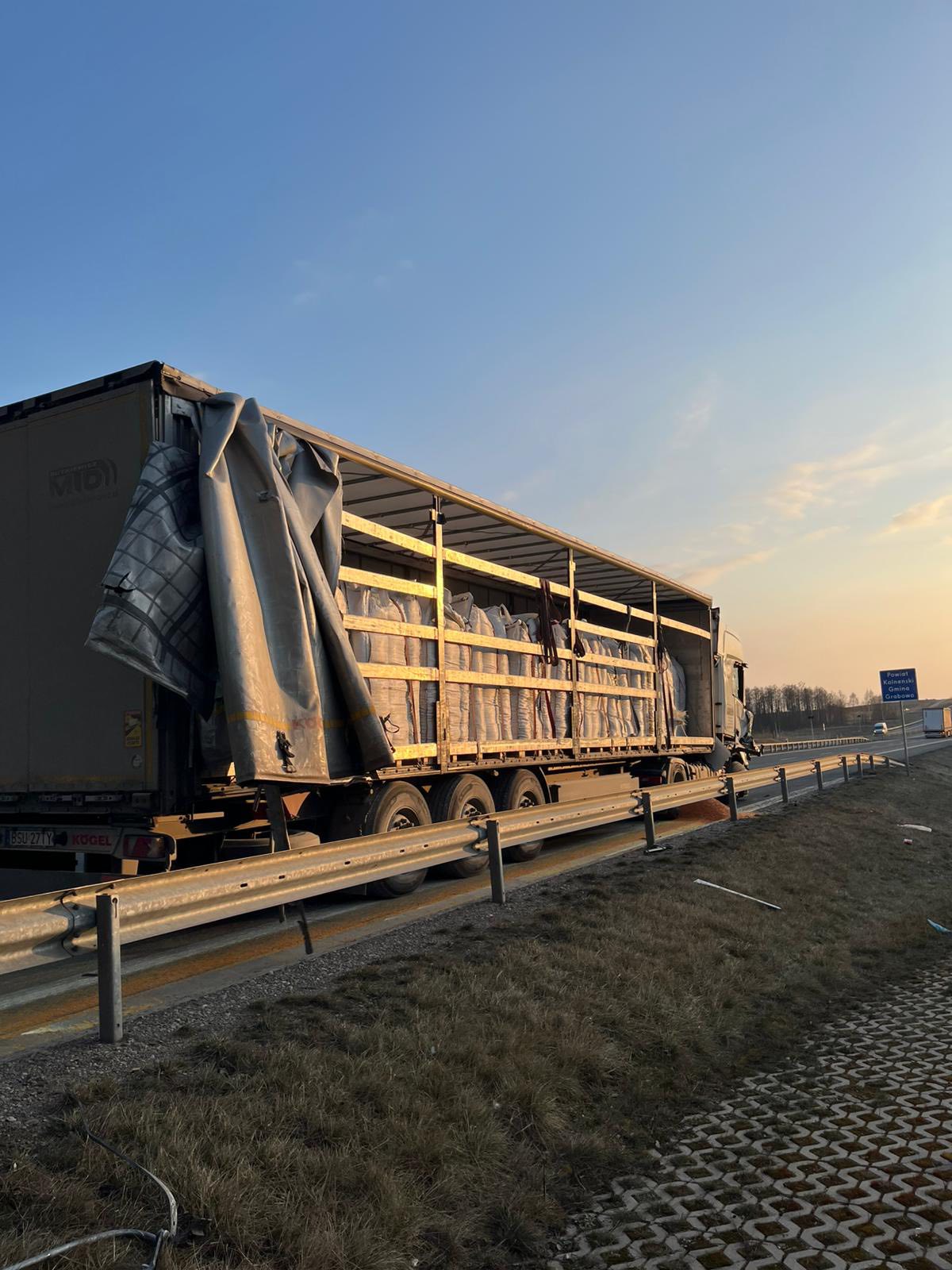 Zderzenie dwóch pojazdów ciężarowych na S61 3 kolizja 3 OSP Szczuczyn