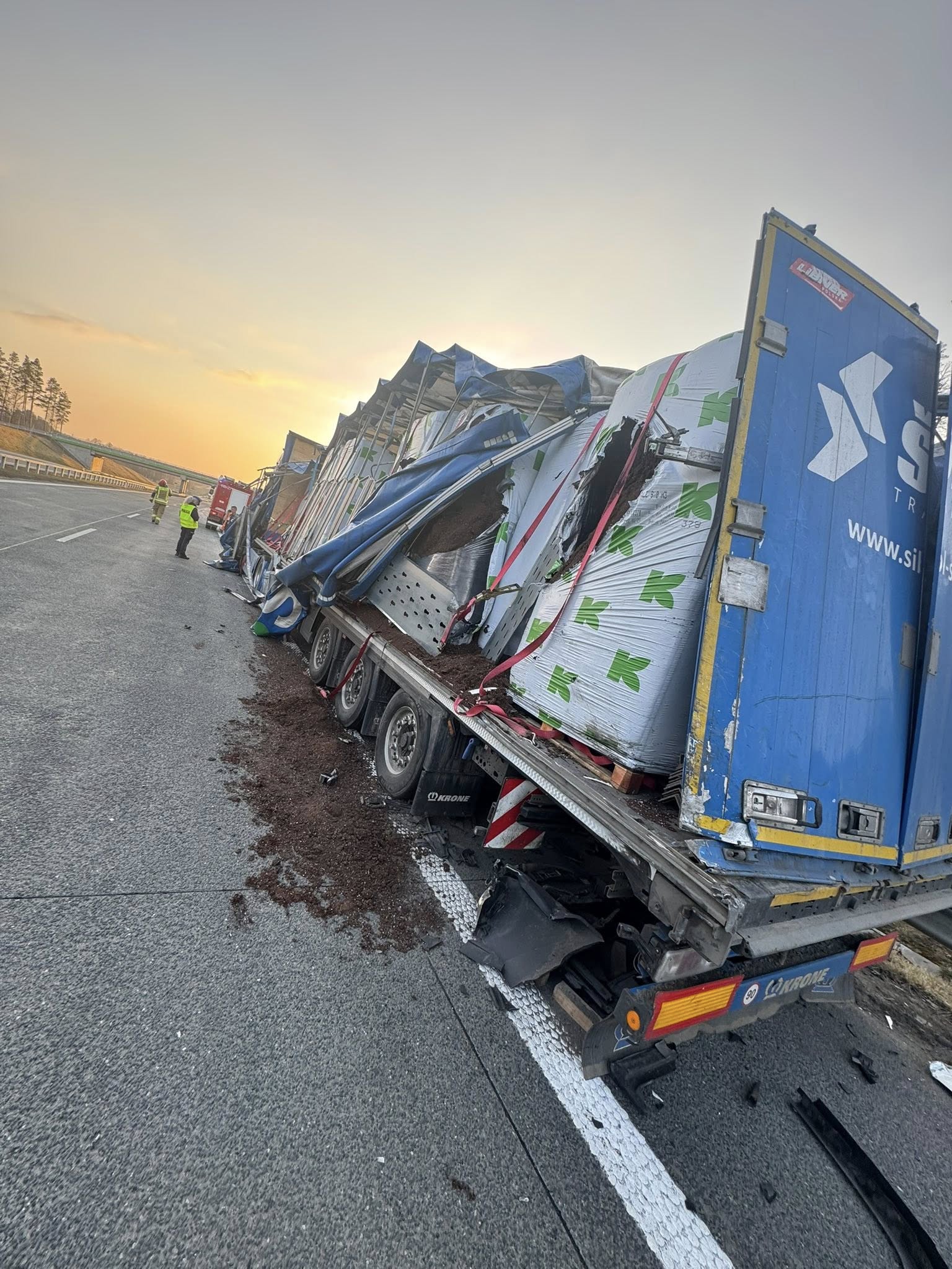 Zderzenie dwóch pojazdów ciężarowych na S61 4 kolizja 4 OSP Szczuczyn