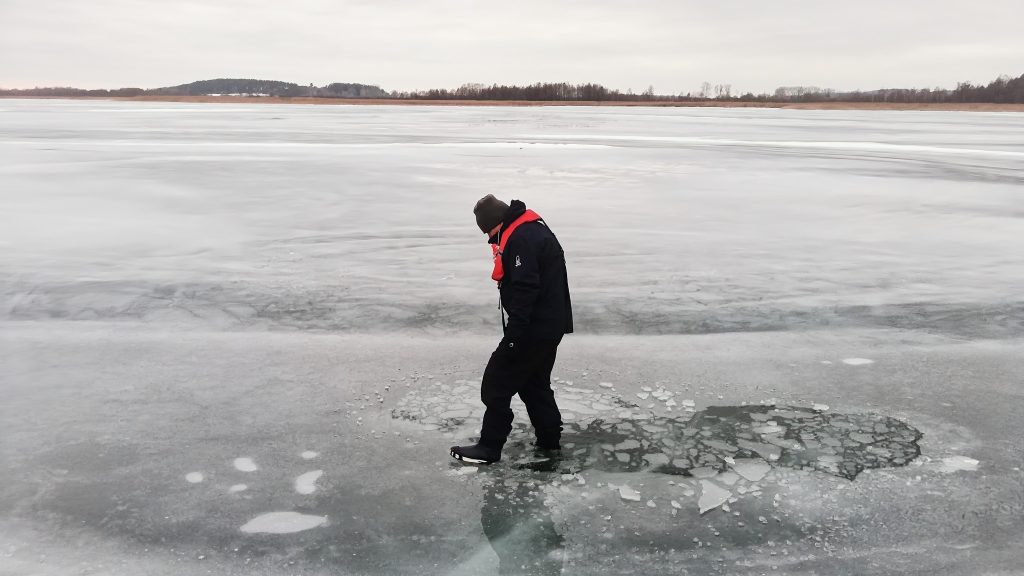 Ostrzegają przed wchodzeniem na lód 1 msr fot