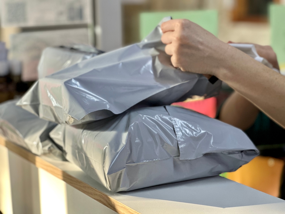 Rozpakowywanie paczek z uniwersalnych foliopaków