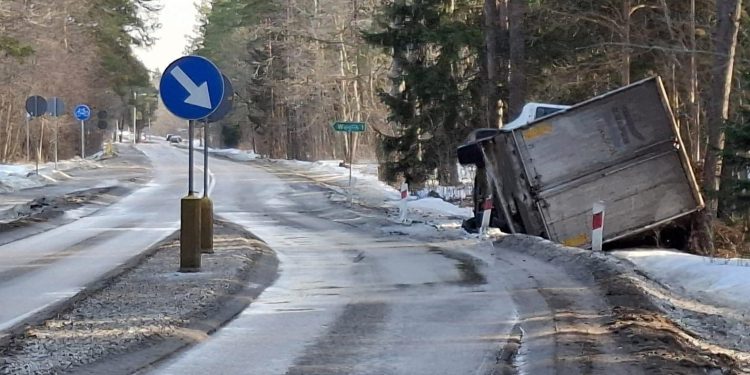 Samochód ciężarowy w rowie 1 KPP Pisz