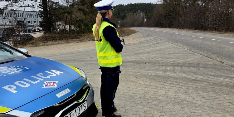 Jechała bez uprawnień, auto dachowało 1 KPP Olecko