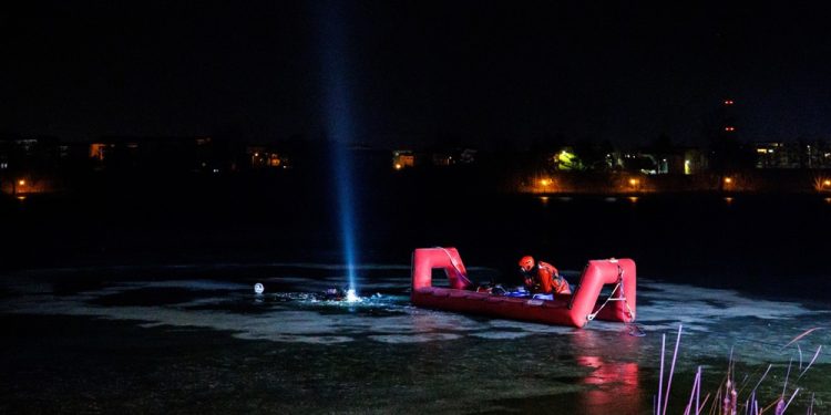 Chwile grozy na Jeziorze Ełckim. Pod nastolatkiem załamał się lód 1 zdj. st. str. Marcin Waszkiewicz Państowa Straż Pożarna , fb Komenda Powiatowa Policji w Ełku
