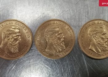 Zabytkowe monety ukryte były we wnęce koła zapasowego 2 zdj. W-MKAS