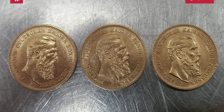 Zabytkowe monety ukryte były we wnęce koła zapasowego 1 zdj. W-MKAS