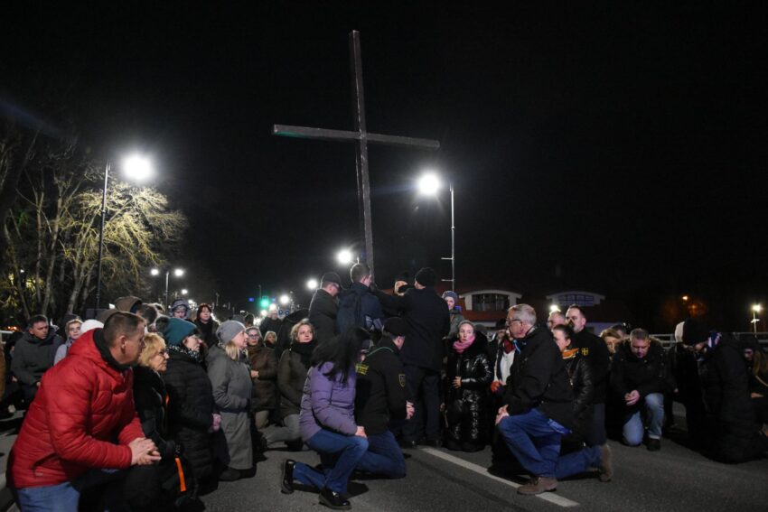 Droga Krzyżowa przeszła ulicami miasta 3 zdj. diecezjaelk.pl 1