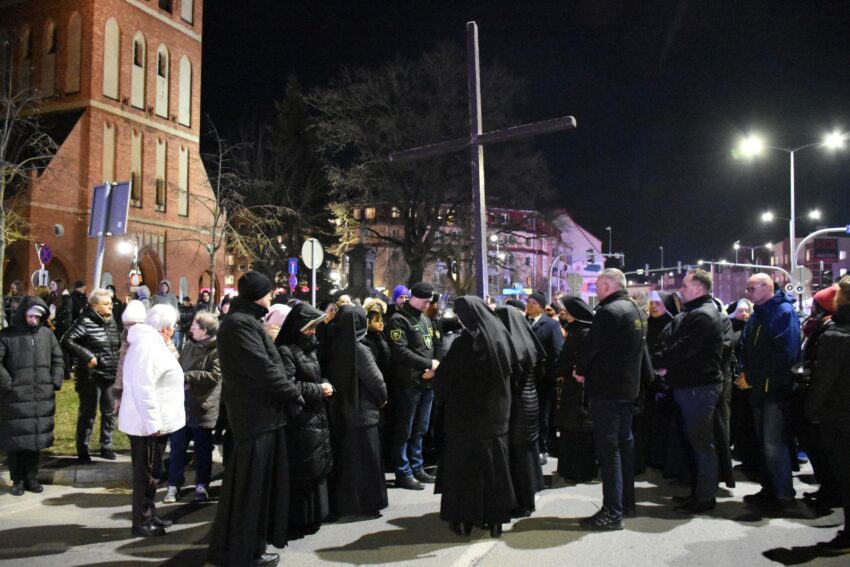 Droga Krzyżowa przeszła ulicami miasta 4 zdj. diecezjaelk.pl 2