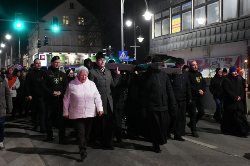 Droga Krzyżowa przeszła ulicami miasta 5 zdj. diecezjaelk.pl 3