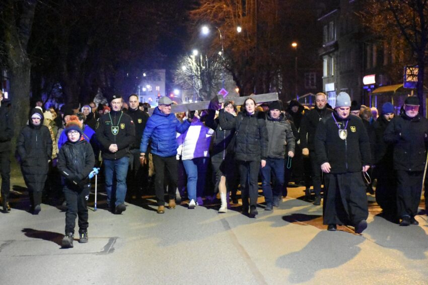 Droga Krzyżowa przeszła ulicami miasta 6 zdj. diecezjaelk.pl 4