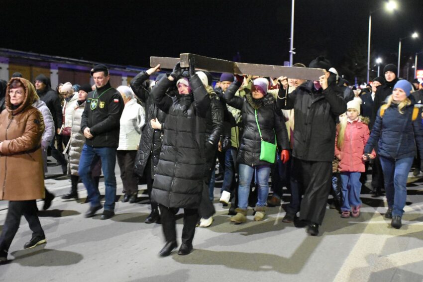 Droga Krzyżowa przeszła ulicami miasta 7 zdj. diecezjaelk.pl 5